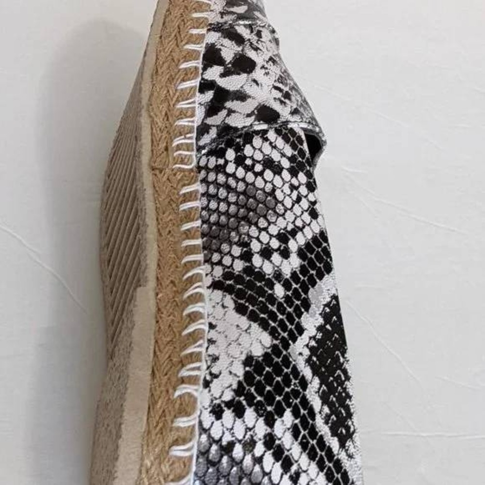 Secrets Shoes Women's Black White Snake Print Slip On Espadrille Flats 9 NEW - Picture 6 of 6